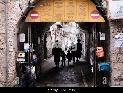 Jérusalem, Israël. Dec 29, 2019. Les juifs ultra-orthodoxes à pied dans le quartier de Mea Shearim à Jérusalem, dimanche, 29 décembre 2019. Les juifs de New York ont connu une hausse rapide des attaques antisémites en décembre, entraînant la peur au sein de la communauté juive. Photo par Debbie Hill/UPI UPI : Crédit/Alamy Live News Banque D'Images