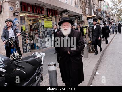 Jérusalem, Israël. Dec 29, 2019. Les juifs ultra-orthodoxes à pied dans le quartier de Mea Shearim à Jérusalem, dimanche, 29 décembre 2019. Les juifs de New York ont connu une hausse rapide des attaques antisémites en décembre, entraînant la peur au sein de la communauté juive. Photo par Debbie Hill/UPI UPI : Crédit/Alamy Live News Banque D'Images