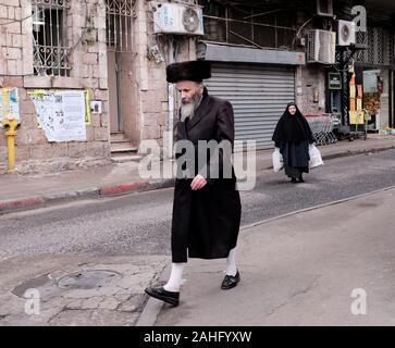 Jérusalem, Israël. Dec 29, 2019. Un Juif ultra-orthodoxes des promenades dans le quartier de Mea Shearim à Jérusalem, dimanche, 29 décembre 2019. Les juifs de New York ont connu une hausse rapide des attaques antisémites en décembre, entraînant la peur au sein de la communauté ultra-orthodoxes. Photo par Debbie Hill/UPI UPI : Crédit/Alamy Live News Banque D'Images