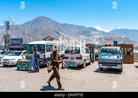 Gilgit Long Distance Bus Terminal Intercity avec minibus attendent des passagers sur un ciel bleu ensoleillé Jour Banque D'Images