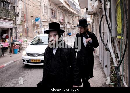 Jérusalem, Israël. Dec 29, 2019. Les juifs ultra-orthodoxes à pied dans le quartier de Mea Shearim à Jérusalem, dimanche, 29 décembre 2019. Les juifs de New York ont connu une hausse rapide des attaques antisémites en décembre, entraînant la peur au sein de la communauté juive. Photo par Debbie Hill/UPI UPI : Crédit/Alamy Live News Banque D'Images