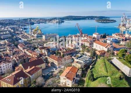 PULA, Croatie - 25 décembre 2019 : Une vue aérienne de Pula, vue de la partie industrielle et de l'ancien chantier naval Istrie, Croatie Banque D'Images