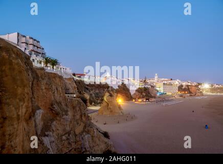 Paneco Plage au crépuscule, portrait, Albufeira, Algarve, Portugal Banque D'Images