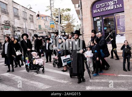 Jérusalem, Israël. Dec 29, 2019. Les juifs ultra-orthodoxes à pied dans le quartier de Mea Shearim à Jérusalem, dimanche, 29 décembre 2019. Les juifs de New York ont connu une hausse rapide des attaques antisémites en décembre, entraînant la peur au sein de la communauté juive. Photo par Debbie Hill/UPI UPI : Crédit/Alamy Live News Banque D'Images