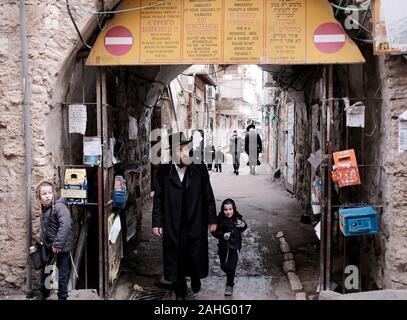 Jérusalem, Israël. Dec 29, 2019. Les juifs ultra-orthodoxes à pied dans le quartier de Mea Shearim à Jérusalem, dimanche, 29 décembre 2019. Les juifs de New York ont connu une hausse rapide des attaques antisémites en décembre, entraînant la peur au sein de la communauté juive. Photo par Debbie Hill/UPI UPI : Crédit/Alamy Live News Banque D'Images