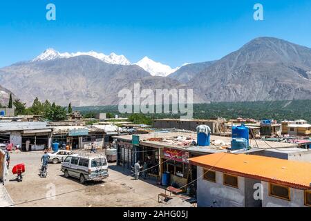 Gilgit Long Distance Bus Terminal Intercity avec minibus attendent des passagers sur un ciel bleu ensoleillé Jour Banque D'Images