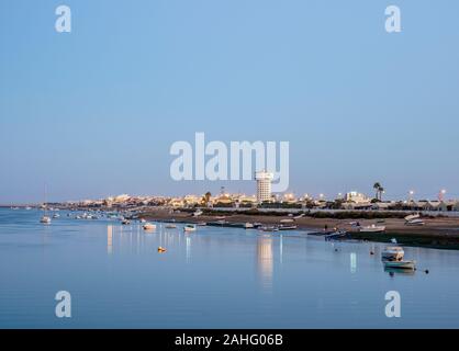 Ilha de Faro, au crépuscule, le Parc Naturel de Ria Formosa, Faro, Algarve, Portugal Banque D'Images