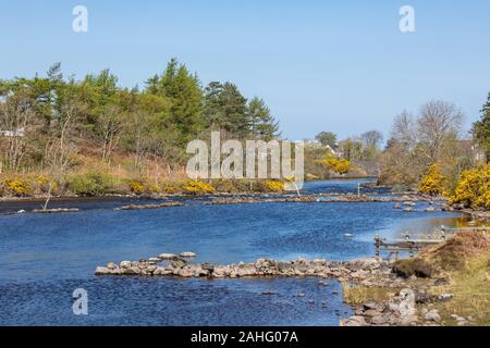 Le village de Poolewe, Wester Ross, avec la rivière Ewe qui traverse, sur les rives du Loch Ewe, dans les hautes terres du nord-ouest de l'Écosse Banque D'Images