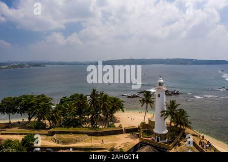Vue aérienne d'une mosquée et d'un phare dans la région de Galle sur le Sri Lanka Banque D'Images