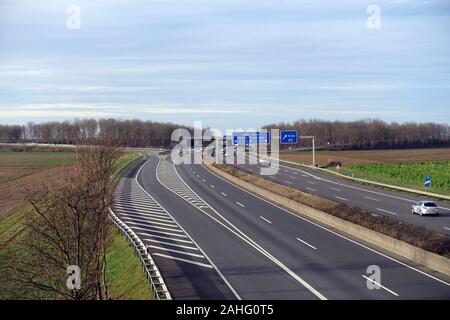 Wenig Verkehr une einem Sonntag auf der Autobahn A61 am Autobahnkreuz Bliesheim, Weilerswist, Nordrhein-Westfalen, Deutschland Banque D'Images