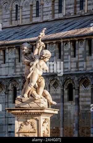 Sculpture à Putti fontaine en face de la cathédrale, la Piazza dei Miracoli, Pisa, Toscane, Italie Banque D'Images