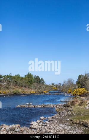 Le village de Poolewe, Wester Ross, avec la rivière Ewe qui traverse, sur les rives du Loch Ewe, dans les hautes terres du nord-ouest de l'Écosse Banque D'Images