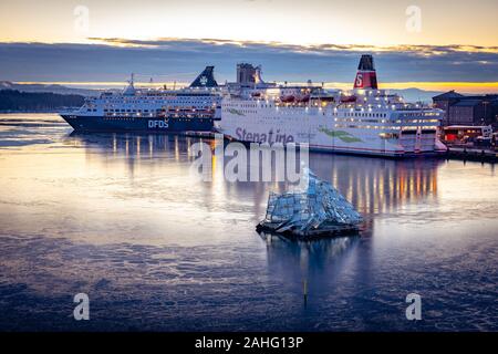Oslo, Norvège - bateaux de croisière amarrés dans le port Banque D'Images