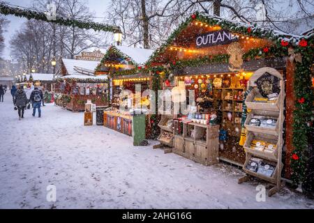 Oslo, Norvège - traditionnel marché de Noël avec la neige qui tombe Banque D'Images