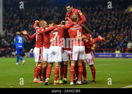 Nottingham, Royaume-Uni. Dec 29, 2019. Les Rouges célébrer après Tobias Figueiredo (3) La forêt de Nottingham a marqué un but pour le rendre 1-0 lors du match de championnat Sky Bet entre Nottingham Forest et Wigan Athletic au City Ground de Nottingham, le dimanche 29 décembre 2019. (Crédit : Jon Hobley | MI News) photographie peut uniquement être utilisé pour les journaux et/ou magazines fins éditoriales, licence requise pour l'usage commercial Crédit : MI News & Sport /Alamy Live News Banque D'Images