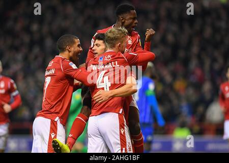 Nottingham, Royaume-Uni. Dec 29, 2019. Les Rouges célébrer après Tobias Figueiredo (3) La forêt de Nottingham a marqué un but pour le rendre 1-0 lors du match de championnat Sky Bet entre Nottingham Forest et Wigan Athletic au City Ground de Nottingham, le dimanche 29 décembre 2019. (Crédit : Jon Hobley | MI News) photographie peut uniquement être utilisé pour les journaux et/ou magazines fins éditoriales, licence requise pour l'usage commercial Crédit : MI News & Sport /Alamy Live News Banque D'Images