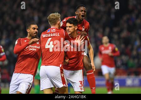 Nottingham, Royaume-Uni. Dec 29, 2019. Les Rouges célébrer après Tobias Figueiredo (3) La forêt de Nottingham a marqué un but pour le rendre 1-0 lors du match de championnat Sky Bet entre Nottingham Forest et Wigan Athletic au City Ground de Nottingham, le dimanche 29 décembre 2019. (Crédit : Jon Hobley | MI News) photographie peut uniquement être utilisé pour les journaux et/ou magazines fins éditoriales, licence requise pour l'usage commercial Crédit : MI News & Sport /Alamy Live News Banque D'Images