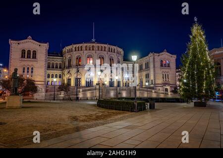 Oslo, Norvège - arbre de Noël à côté de l'édifice du Parlement Banque D'Images