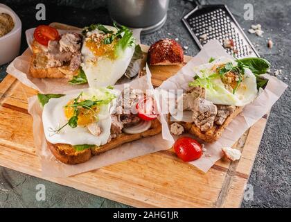 Sandwichs appétissants en pâte, d'herbes et de fromage sur une planche à découper en bois. Close-up Banque D'Images