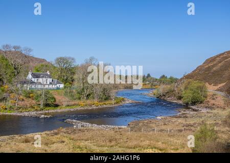 Le village de Poolewe, Wester Ross, avec la rivière Ewe qui traverse, sur les rives du Loch Ewe, dans les hautes terres du nord-ouest de l'Écosse Banque D'Images