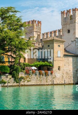 La pittoresque ville de Sirmione, sur le lac de Garde, Province de Brescia, Lombardie, Italie. Banque D'Images