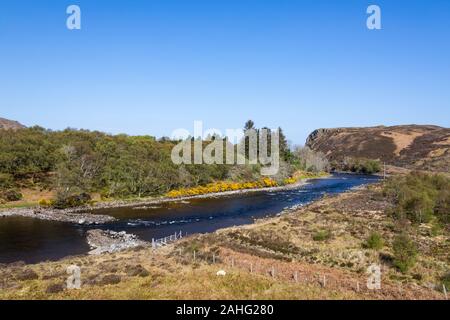 Le village de Poolewe, Wester Ross, avec la rivière Ewe qui traverse, sur les rives du Loch Ewe, dans les hautes terres du nord-ouest de l'Écosse Banque D'Images