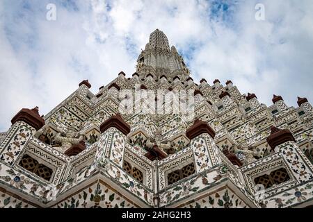 Tours (phra prang) au Temple de l'Aube (Wat Arun) à Bangkok, Thaïlande Banque D'Images