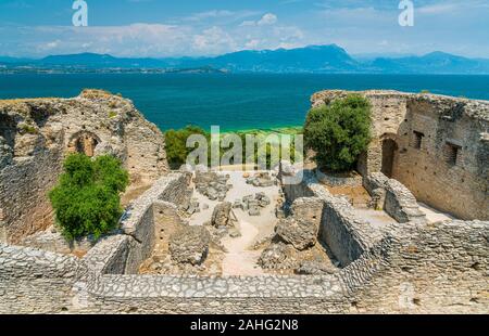 Ruines de la Villa de Catullo à Sirmione, sur le lac de Garde, Province de Brescia, Lombardie, Italie. Banque D'Images