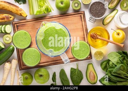 Detox boisson préparée d'épinards dans un blender. Vue d'en haut. Banque D'Images