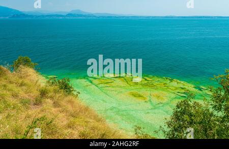 La plage de Sirmione, sur le lac de Garde, fameuse pour ses belles eaux émeraude. Province de Brescia, Lombardie, Italie. Banque D'Images