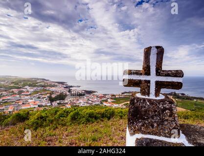 Vue en direction de Santa Cruz à partir de la Monte de Nossa Senhora da Ajuda, île de Graciosa, Açores, Portugal Banque D'Images