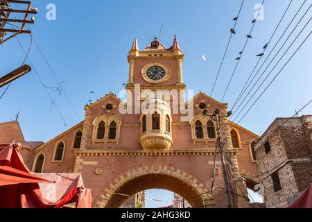 Hyderabad Navalrai Tour de l'horloge du marché pittoresque de la porte vue à couper le souffle sur un ciel bleu ensoleillé Jour Banque D'Images