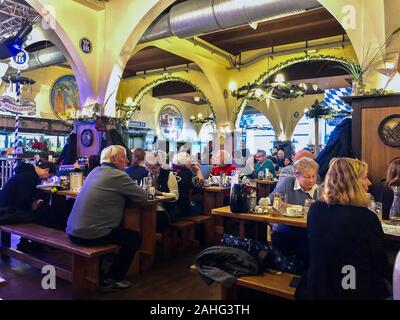 Berlin, Allemagne, les gens de grande foule, les touristes partageant des repas à des tables à l'intérieur du restaurant allemand, Hofbrau Wirsthaus, restaurant vintage, assis bar d'alcool, vie sociale senior '65-80 ans' Banque D'Images