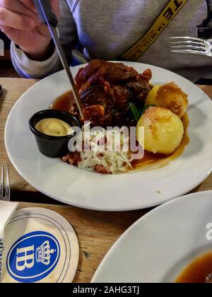 Berlin, Allemagne, détail, les aliments traditionnels sur des plaques, repas à l'intérieur Restaurant allemand, Hofbrau Wirsthaus Banque D'Images