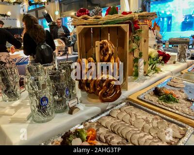 Berlin, Allemagne, l'affichage, le libre-service, le partage des repas à l'intérieur Restaurant allemand, Hofbrau Wirsthaus Banque D'Images