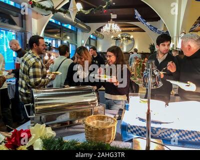 Berlin, Allemagne, repas en commun pour les touristes, Self Serve Food Bar, intérieur du restaurant allemand, Hofbrau Wirsthaus, berlin style de vie Banque D'Images