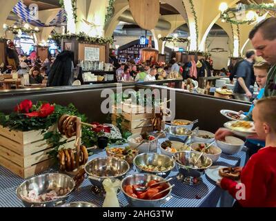 Berlin, Allemagne, touristes partageant des repas, Self serve Food Bar, à l'intérieur du restaurant allemand, Hofbrau Wirsthaus, les gens partageant de la nourriture Banque D'Images