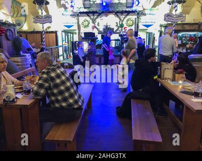 Berlin, Allemagne, les touristes partageant des repas à des tables avec musique traditionnelle, à l'intérieur du restaurant allemand, Hofbrau Wirsthaus, berlin style de vie Banque D'Images