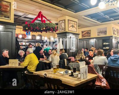 Berlin, Allemagne, les gens de la foule, les touristes partageant la nourriture, les repas traditionnels à l'intérieur du restaurant allemand, Hofbrau Wirsthaus, style de vie berlinois Banque D'Images