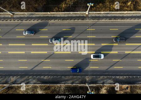 Ville magique de la circulation sur le pont en hiver sans neige. Vue d'en haut. Banque D'Images