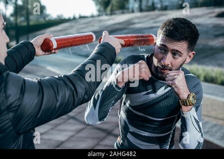 Attention à la recherche boxer boxing bois tout en ayant sa formation Banque D'Images