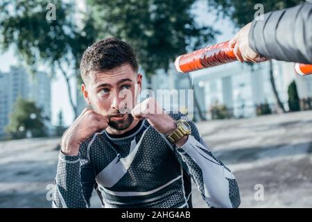 Confiant à la recherche sportif au cours d'entraînement MMA boxe stick Banque D'Images