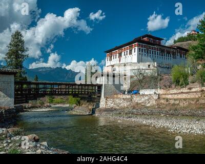 Rinpung Dzong et Nemi Zam Bridge - un grand monastère bouddhiste et forteresse de la Lignée Drukpa de l'école kagyu près de Paro dans le royaume de Bhut Banque D'Images