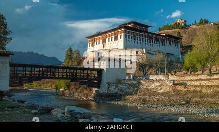 Rinpung Dzong et Nemi Zam Bridge - un grand monastère bouddhiste et forteresse de la Lignée Drukpa de l'école kagyu près de Paro dans le royaume de Bhut Banque D'Images