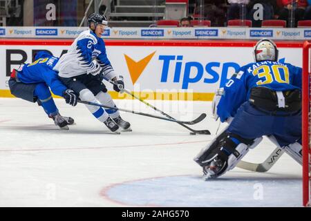 L-R Tamirlan Gaitamirov (KAZ), Antti Saarela (FIN) et Romain Kalmykov (KAZ) en action au cours de la 2020 Championnat mondial junior des Championnats de Hockey sur glace match du groupe A entre le Kazakhstan et la Finlande à Trinec, en République tchèque, le 29 décembre 2019. (Photo/CTK Vladimir Prycek) Banque D'Images