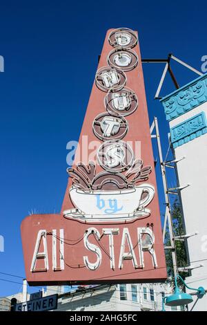 Tous résisté Star Donuts en néon dans la lumière du jour dans la Marina de San Francisco, États-Unis Banque D'Images