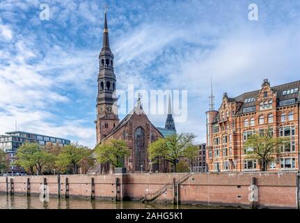 Hambourg, Allemagne - le 9 novembre 2019 : l'église St Katharinen dans Ciel bleu vue du pont de Sainte-Anne Banque D'Images