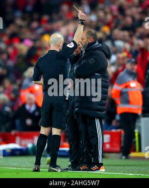 Anthony Taylor de l'arbitre montre un carton jaune à Wolverhampton Wanderers manager Nuno Espirito Santo au cours de la Premier League match au stade d'Anfield, Liverpool. Banque D'Images