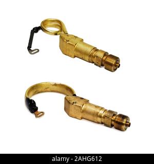 Manomètre non assemblés. Le tube de Bourdon. Isolé sur fond blanc. Tubes de bourdon avec manomètre. Banque D'Images