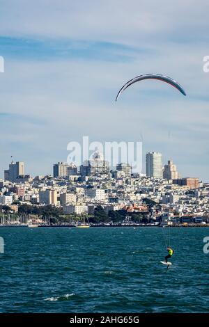 Kite surfer dans la baie de San Francisco Banque D'Images